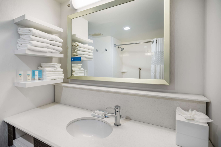 Bathroom 4, Hampton Inn Dover, Kent