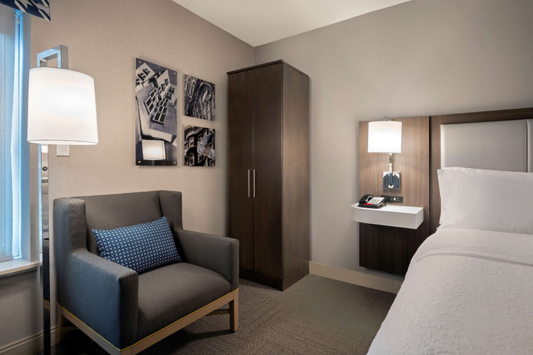 Bedroom 4, Hampton Inn by Hilton Boston/Cambridge, Cambridge