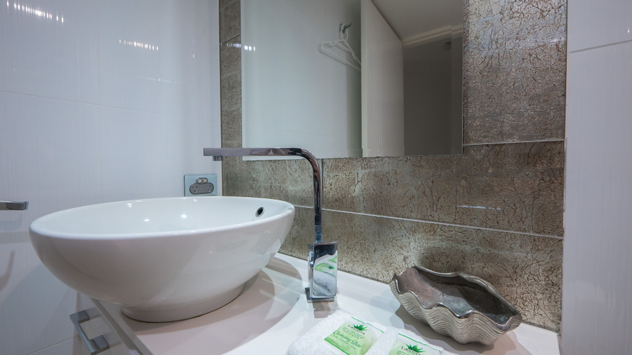 Bathroom 11