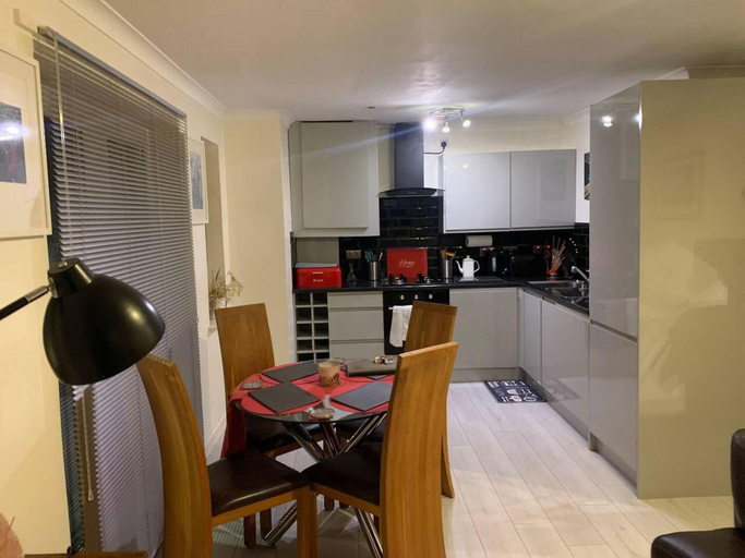 Others 5, Lovely 2-bed Apartment in Wallasey, Sleeps 4, Wirral