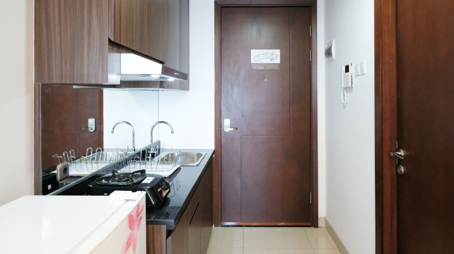 Private kitchen 5, Luxurious Studio With Long Golf View At Grand Sungkono Lagoon Apartment, Surabaya