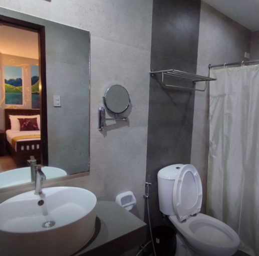 Bathroom, RedDoorz @ Pension Ivatan Batanes, Basco