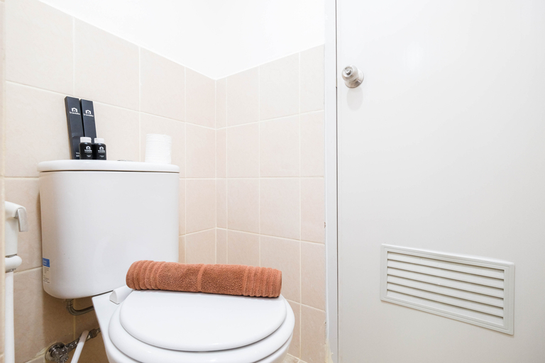Bathroom 5, Comfort and Homey 2BR at Podomoro Golf View Apartment By Travelio, Bogor