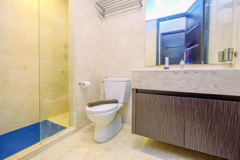 Bathroom 5, Comfort Stay 2BR at Masterpiece Apartment By Travelio, Jakarta Selatan
