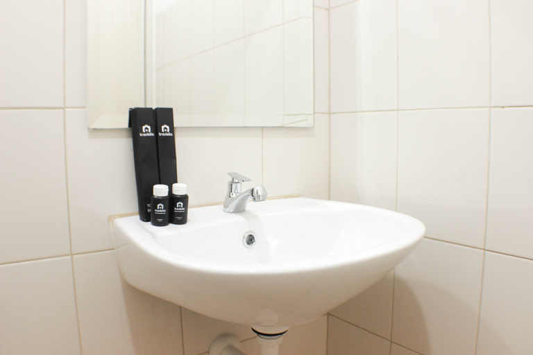 Bathroom 5, Cozy and Nice Studio at Riverview Jababeka Apartment By Travelio, Cikarang