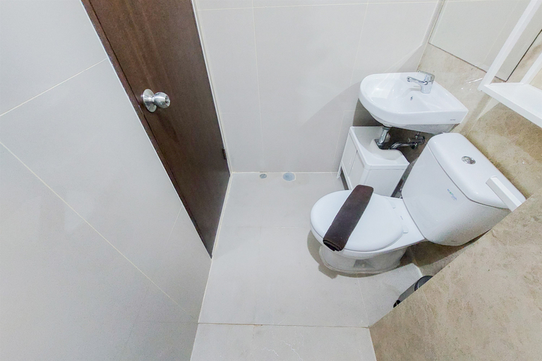 Bathroom 5, Simply and Cozy Living Studio Transpark Bintaro Apartment By Travelio, South Tangerang