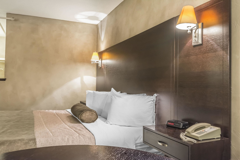 Bedroom 4, Quality Hotel & Conference Centre, Restigouche