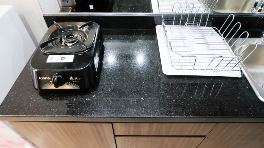 Private kitchen 4, Luxurious Studio With Long Golf View At Grand Sungkono Lagoon Apartment, Surabaya