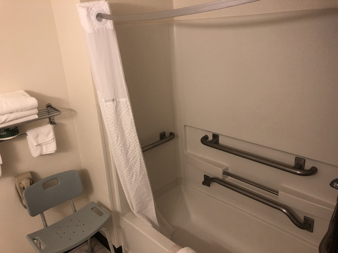 Bathroom 4, Super 8 by Wyndham Pendleton, Umatilla