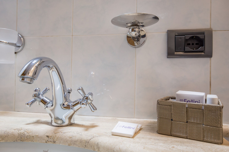 Bathroom 4, Hotel Fellini, Roma