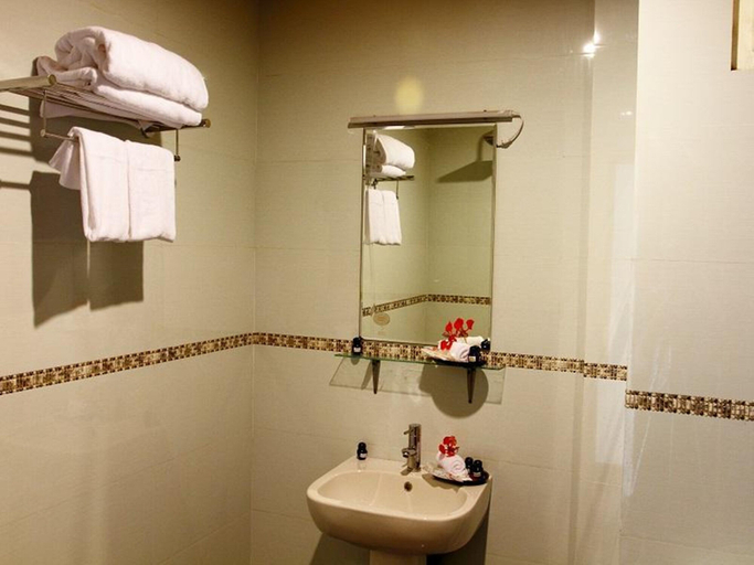 Bathroom 3, 81 Hotel Inlay, Taunggye