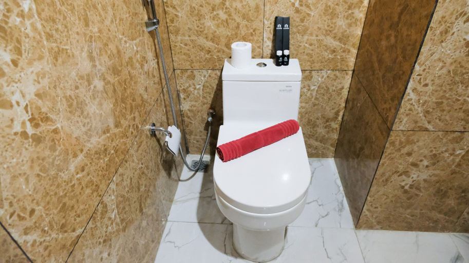 Bathroom 3, Luxurious Studio With Long Golf View At Grand Sungkono Lagoon Apartment, Surabaya