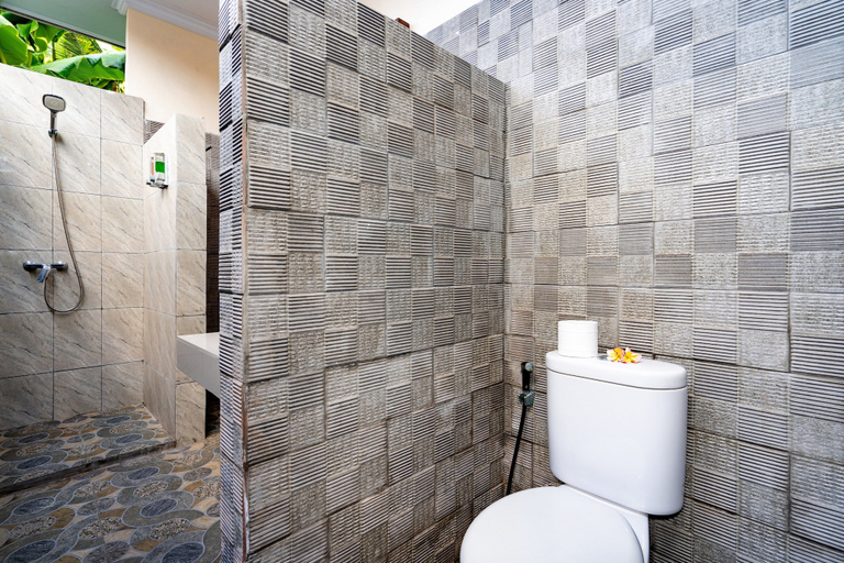 Bathroom 5, Pemuntalan Guesthouse by WizZeLa, Klungkung