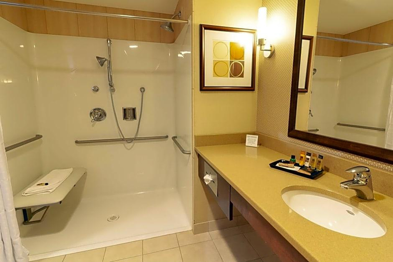 Bathroom 4, DoubleTree by Hilton Kelowna, Central Okanagan
