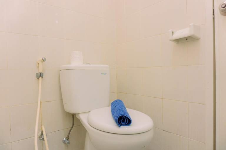 Bathroom 2, Cozy Studio At 8Th Floor Signature Park Grande Apartment, Jakarta Timur
