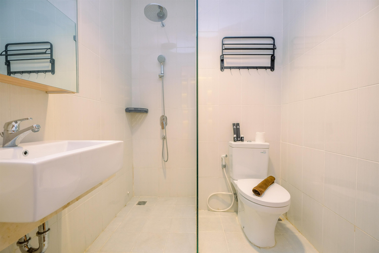 Bathroom 5, Modern and New 1BR across LRT Station Samara Suites Apartment By Travelio, Jakarta Selatan