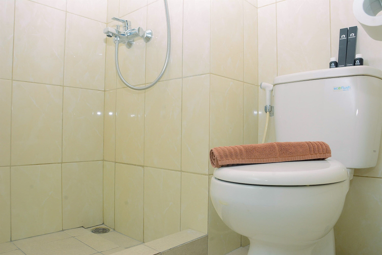 Bathroom 4, Fully Furnished Studio At Springlake Summarecon Apartment, Bekasi