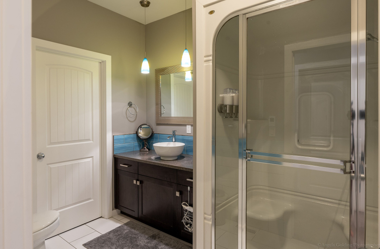 Bathroom 4, Stay549, Division No. 11
