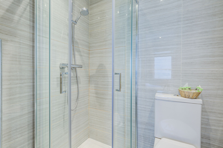 Bathroom 3, Kingsway Park Hotel at Park Avenue, London