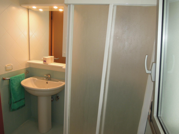 Bathroom 3, Nice Apartment in a Great Location only 200 metres from the Beach by Beahost, Venezia