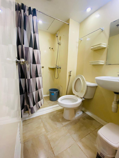 Bathroom 3, Lovely 2-bedroom w/ Free Parking and Pool (709), Pasig City