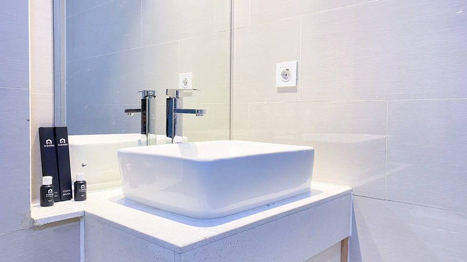 Bathroom 3, Brand New and Comfy Studio at Daan Mogot City Apartment By Travelio, Jakarta Barat