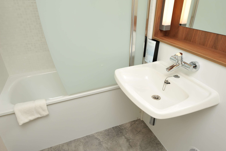 Bathroom 5, Hotel Campanile Reims Est - Taissy, Marne