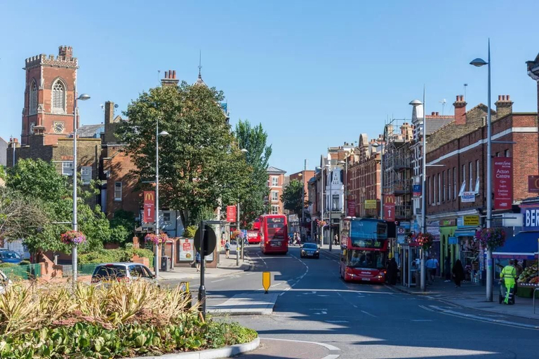 Others 4, Impeccable Studio Apartment in West London, London