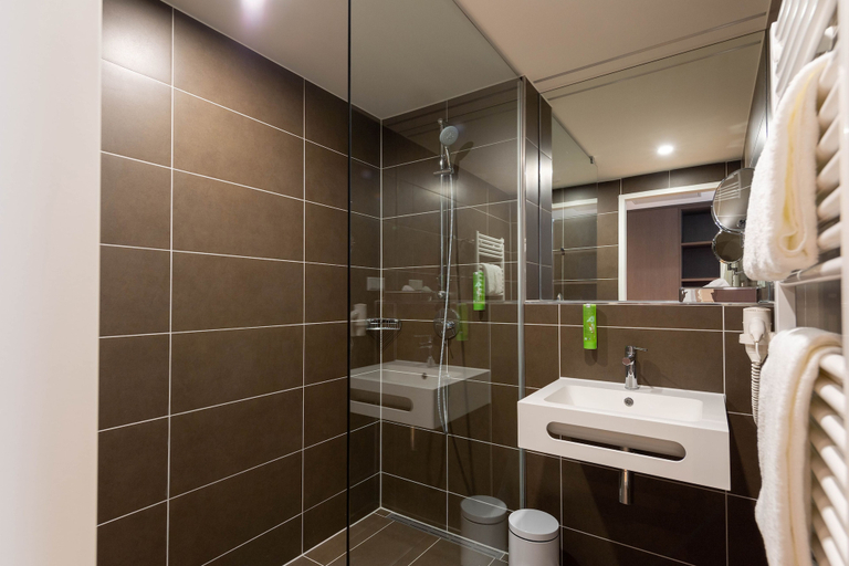 Bathroom 5, JUFA Hotel Hamburg HafenCity, Hamburg