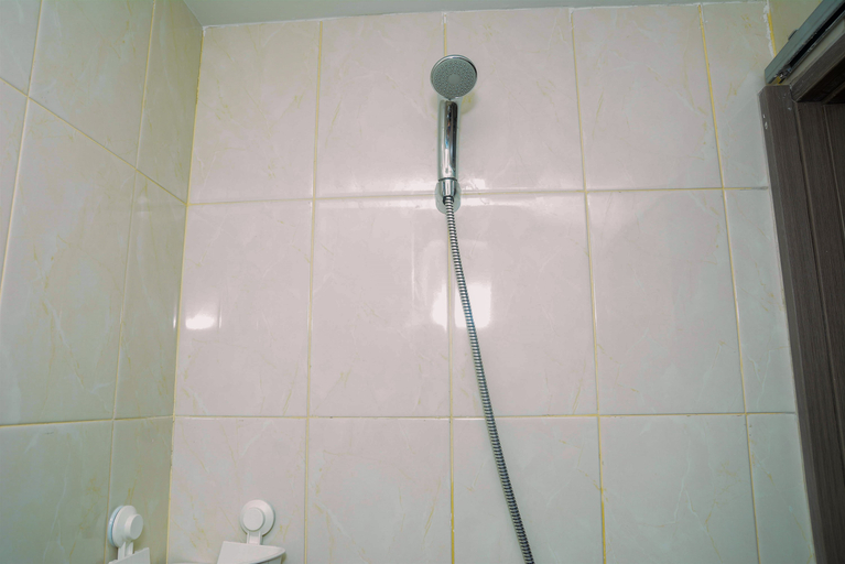 Bathroom 5, Chic and Cozy Studio Apartment at T Plaza By Travelio, Central Jakarta