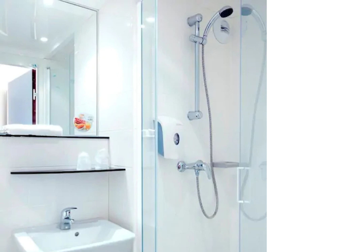 Bathroom 5, Hotel Premiere Classe Wroclaw Centrum, Środa Śląska