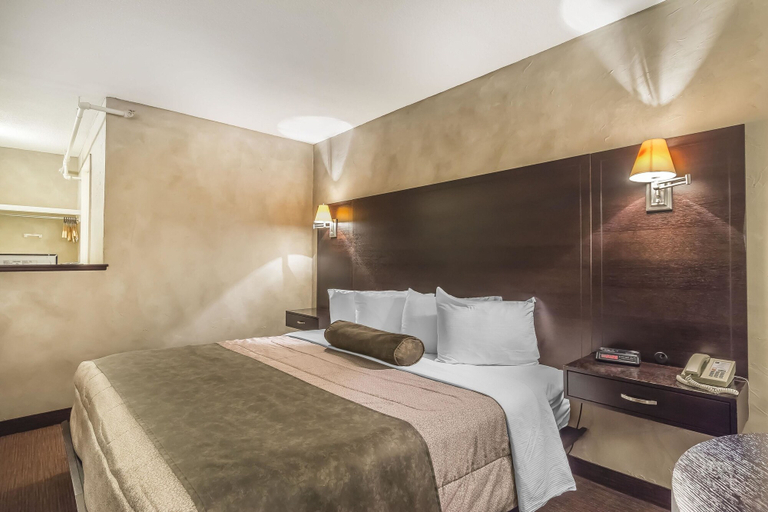 Bedroom 4, Quality Hotel & Conference Centre, Restigouche