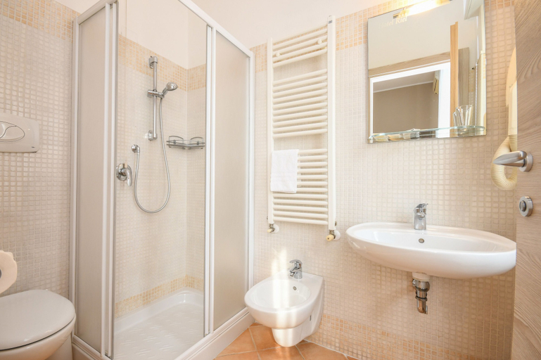 Bathroom 4, Hotel Riel, Brescia