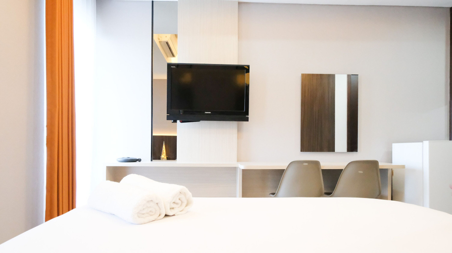 Room 2, Luxurious Studio With Long Golf View At Grand Sungkono Lagoon Apartment, Surabaya