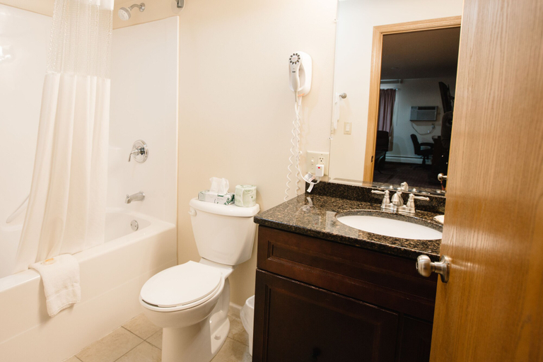 Bathroom 4, Days Inn by Wyndham Minot, Ward