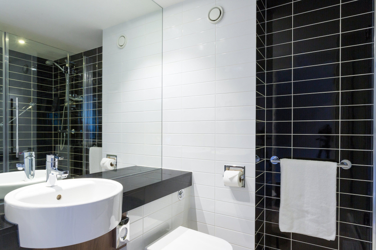 Bathroom 4, Holiday Inn Express HARLOW by IHG, Essex