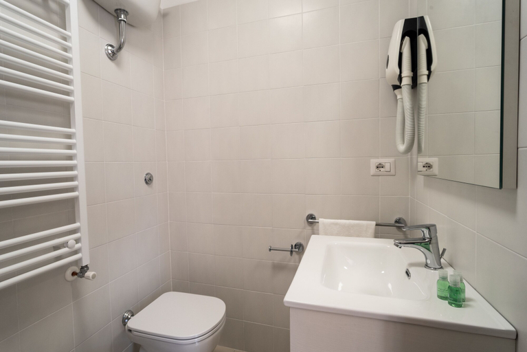 Bathroom 5, Minerva Monks Inn, Rome