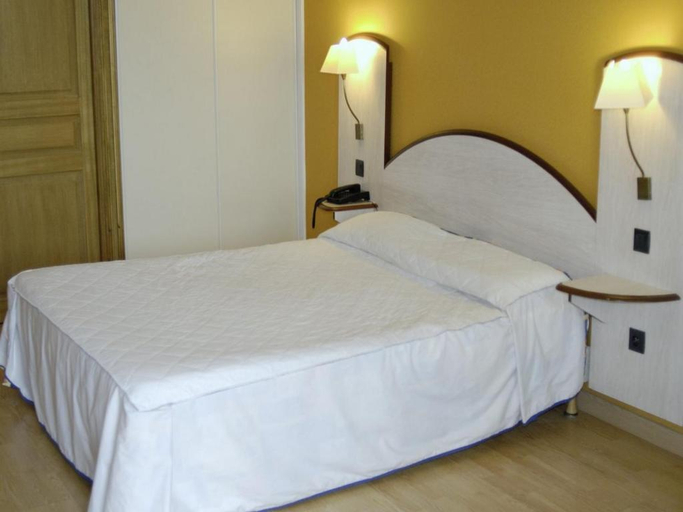 Bedroom 3, Logis Hotel Des Sources, Aube