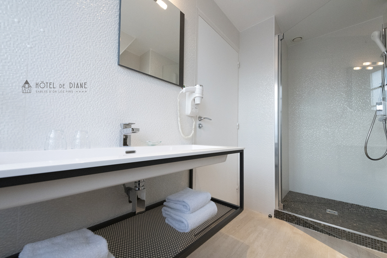 Bathroom, Hotel De Diane, Côtes-d'Armor
