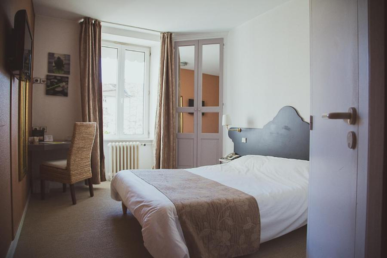 Bedroom 5, Logis Hotel Le Bourbon, Haute-Loire