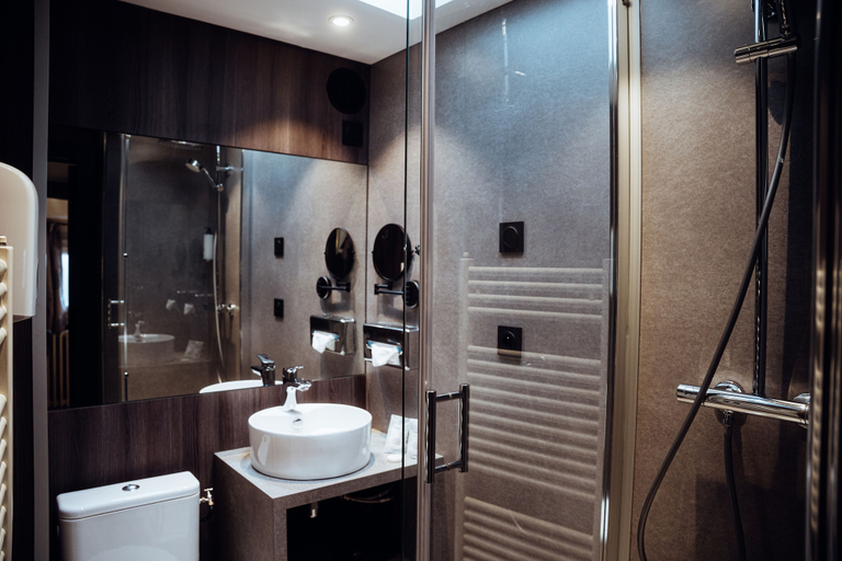 Bathroom 4, Hotel le Dauphin les Loges, Calvados
