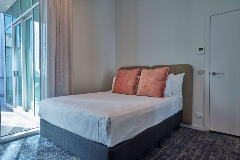 Bedroom 2, Adina Apartment Hotel Melbourne on Flinders, Melbourne