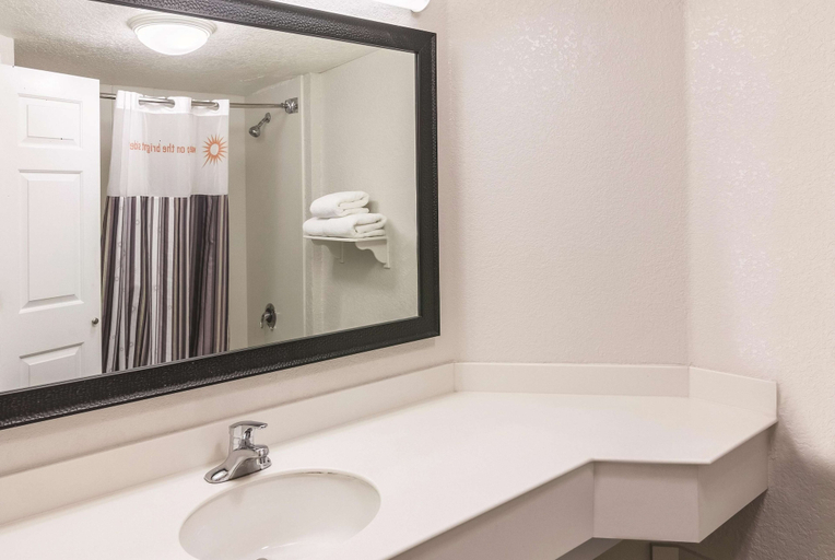 Bathroom 4, La Quinta Inn and Suites USF - Busch Gardens, Hillsborough