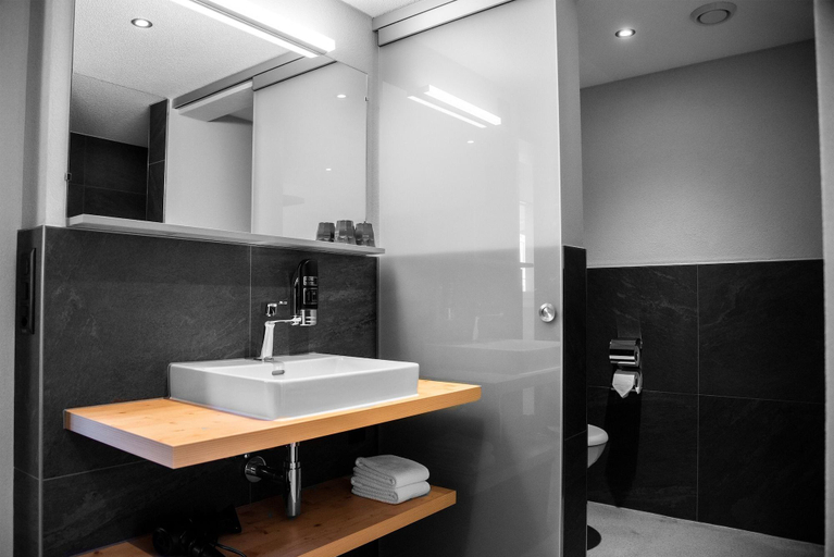 Bathroom 5, Eiger Lodge Chic, Interlaken