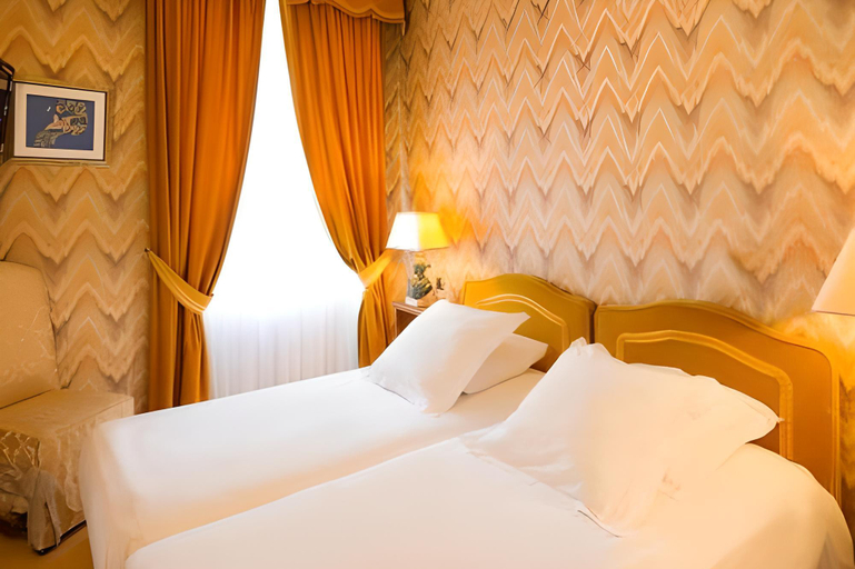 Bedroom 2, Logis Hotel De La Poste Corps, Isère