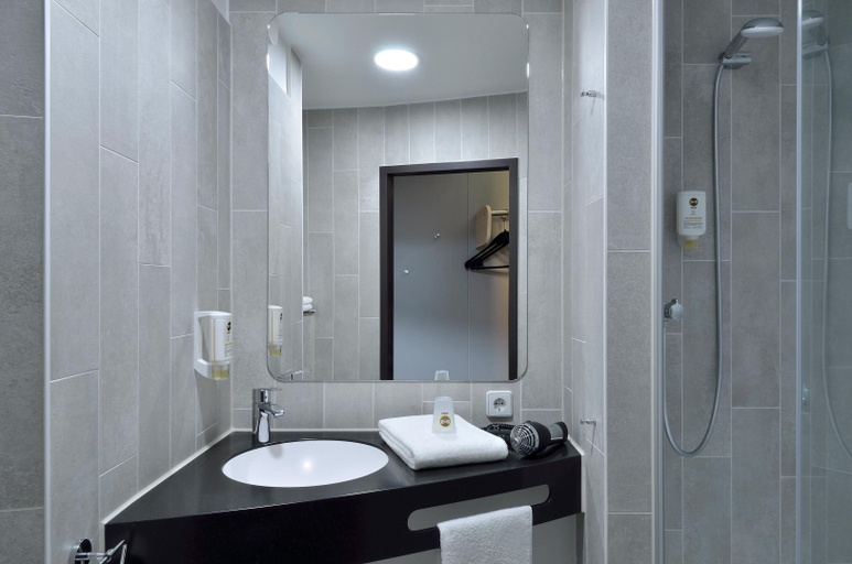 Bathroom 4, B&B HOTEL Duisburg HBF Nord, Duisburg