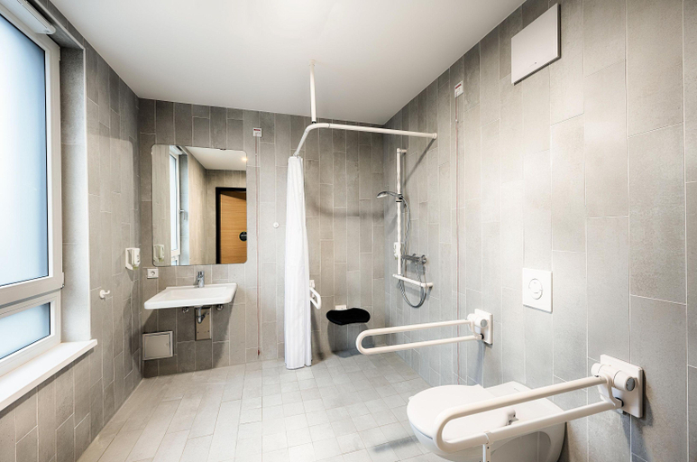 Bathroom 4, B&B HOTEL Duisburg HBF Nord, Duisburg
