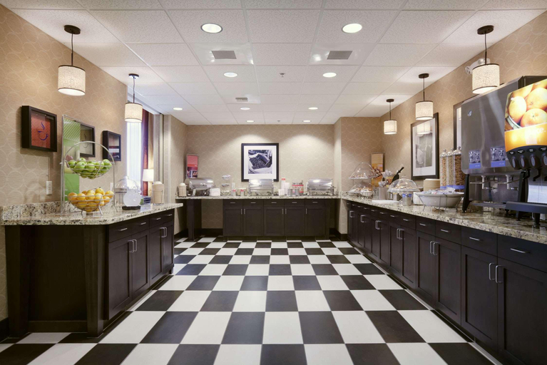 Food & Drinks 5, Hampton Inn & Suites Williston, Williams