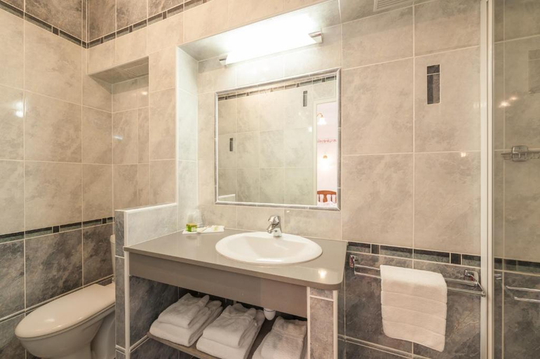 Bathroom 3, Logis Grand Hotel Bain, Var