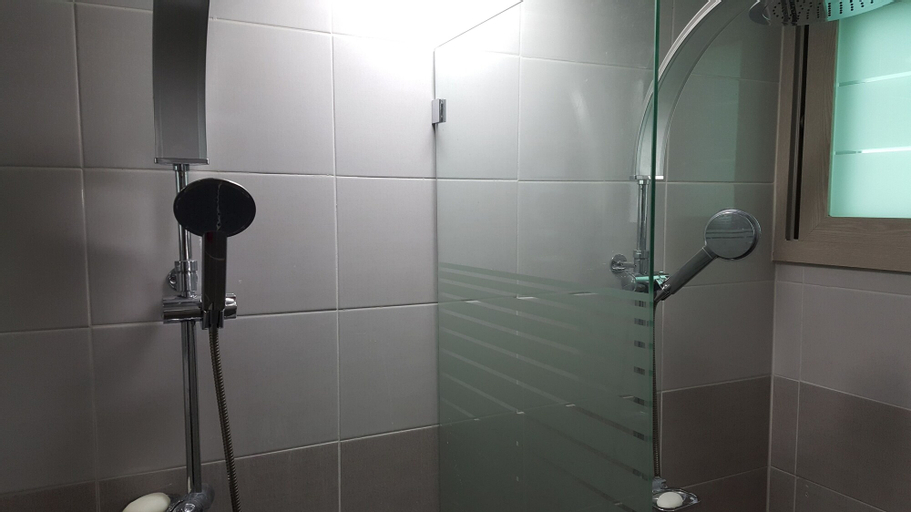 Bathroom 18